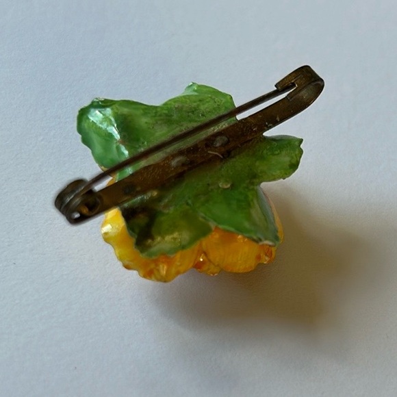 VINTAGE🗝️ Yellow Art Glass Flower with Metal Pin - Picture 4 of 6